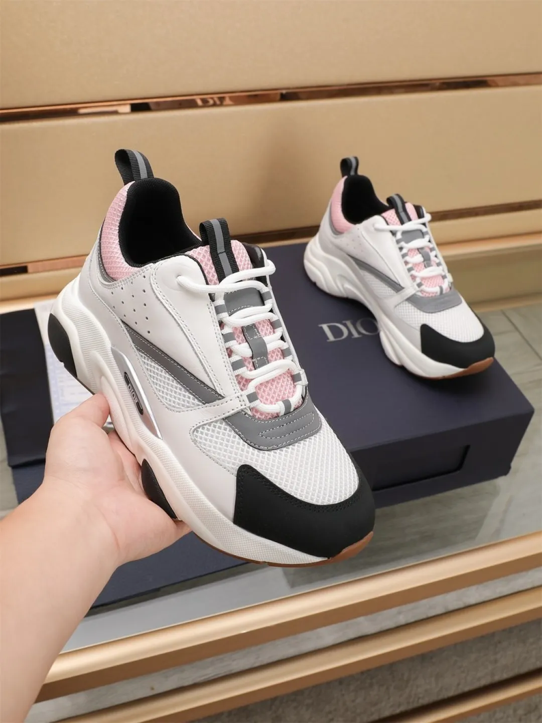 Men's shoes 💰P460💰【Dior】Dior✨ is online at the same time👏 This casual sneaker is a new product in the series and continues Di*r's classic style. The upper is made of original mesh and cow leather, with a two-color textured outsole, and the brand's iconic details on the rear collar and heel to enhance the style. Fashionable and versatile. Wear it with jeans or slacks for a casual look. Size: 38-44 (45 customized)